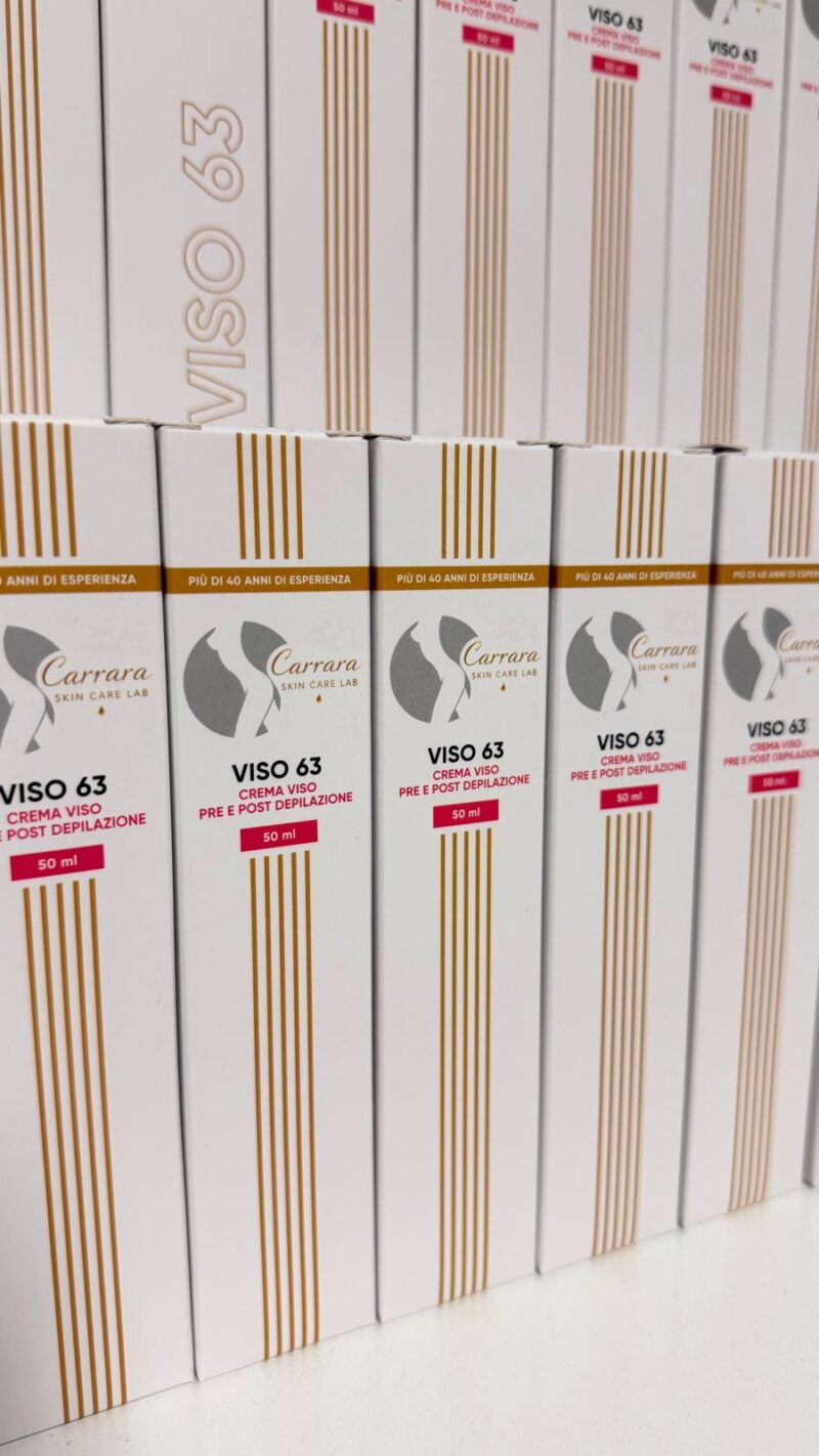 Confezioni di VISO63 Carrara Skin Care Lab impilate, crema viso pre e post depilazione da 50 ml